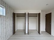7帖洋室内クローゼット。二つあるので用途にあわせて使い分けができます。