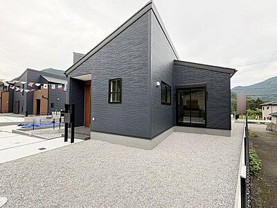 外観:ワンフロアにすべてが揃う、暮らしやすい平屋。砂利敷きの広々とした敷地は、自転車を置いたりちょっとしたガーデニングを楽しんだり。子育て世代にうれしい、ゆとりの外まわりが魅力です。 外観:ワンフロアにすべてが揃う、暮らしやすい平屋。砂利敷きの広々とした敷地は、自転車を置いたりちょっとしたガーデニングを楽しんだり。子育て世代にうれしい、ゆとりの外まわりが魅力です。