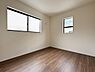 洋室：二面採光で一日中明るい居室。廊下を通って各部屋につながる間取りだから、それぞれのプライベートがしっかり守られます。