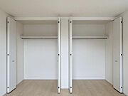 9帖洋室内クローゼット。二つあるので用途に合わせて使い分けができます。