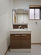 すっきりとした印象の収納豊富な洗面台。