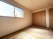 明るい7.5帖の主寝室