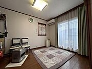 6帖洋室。こちらもバルコニーに面しています。リビングの吹き抜けを望む窓があります。