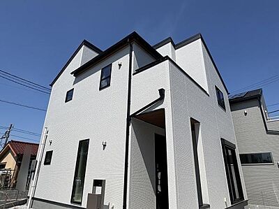 外観：シックで落ち着いた外観。