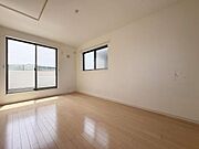 主寝室におすすめの7.5帖洋室。バルコニーに面しており陽当り・通風良好です。