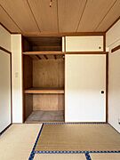 寝具や小物を収納できる押入れ。