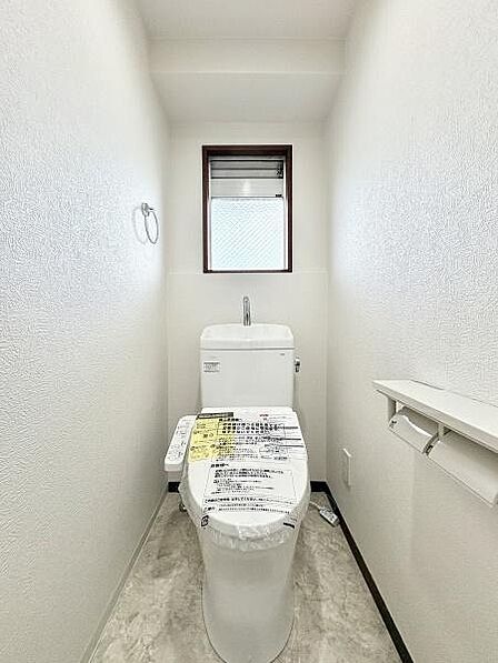 窓のある明るいトイレ。温水洗浄便座です。