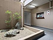 管理人室、エレベーターのあるロビー