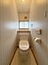 トイレ：1階・2階にそれぞれ設けられたトイレは温水洗浄便座です。(写真は1階トイレ)