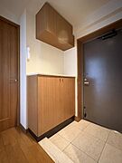 たっぷり収納できるシューズボックスを備えた玄関内