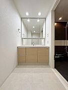 収納豊富な洗面所。備品をすっきりさせることで生活感が出にくくなります。