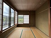 バルコニーへと出入りできる和室。