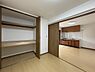 収納：洋室の広い収納も新規交換済