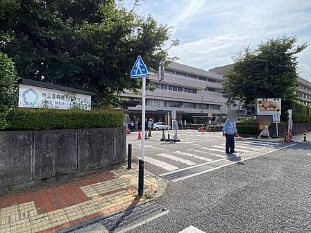 青梅市立青梅総合医療センターまで926m、西多摩地域をカバーする地域医療支援病院。多彩な診療科があり、症状に応じた医療を展開しています。