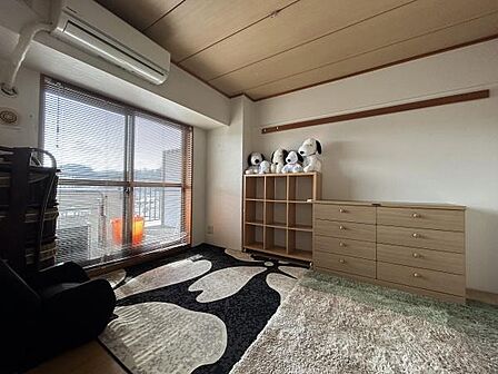 バルコニーに面して明るい5.8帖のお部屋。