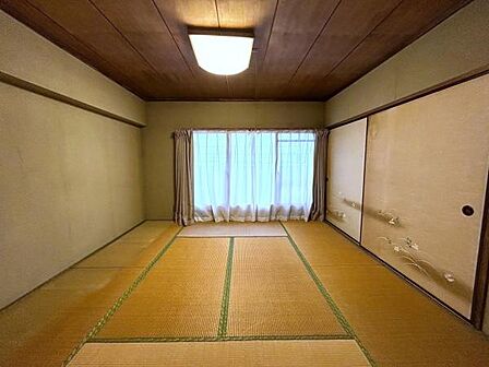押入れを備えた和室は、季節の寝具や趣味の道具をしまう場所にも困りません。畳の質感が、腰を下ろした瞬間に伝わってきそうです。