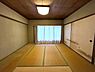 和室：押入れを備えた和室は、季節の寝具や趣味の道具をしまう場所にも困りません。畳の質感が、腰を下ろした瞬間に伝わってきそうです。