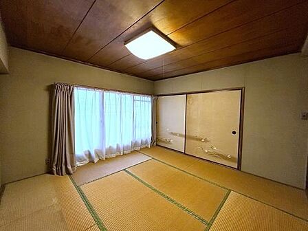 バルコニー側の和室はふすまを閉めればしっかりとプライベートスペースを確保。逆に、北隣接の和室や西に繋がる洋室と壁を取っ払って一部屋として使うなど、アイディア次第で使い方が広がります。