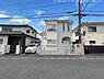 その他：白い外観と玄関まわりを正面から撮影しています。道路との距離や駐車スペースの位置関係を写真で確認し、建物の印象や出入りのしやすさを現地内覧でお確かめください。玄関前の様子も現地であわせてご確認ください。