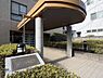 エントランス：マンション名が記された銘板です