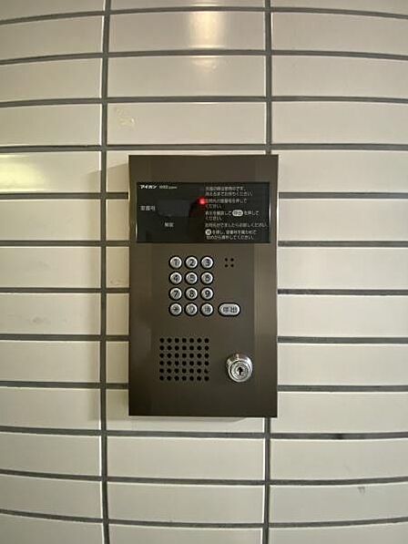 オートロック付きのエントランスは、防犯面でも安心感のある設備です。丁寧に管理された共用部とあわせて、ご夫婦お二人が安心して毎日を過ごせる住環境を整えてくれます。
