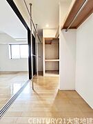 ■洋室と和室からアクセスできるビッグウォークインクローゼット