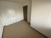 壁一面に収納を備えた洋室は、お部屋を広く使えるのが魅力。ベッドやデスクの配置もしやすく、主寝室や子供部屋など幅広い用途に対応可能です。
