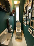 アクセントクロスが印象的な、おしゃれなトイレ空間。窓付きで換気・採光も確保されており、清潔感のある快適な仕様です。手洗い付きで使い勝手にも配慮されています。