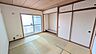 和室：落ち着いた雰囲気の和室。押入付きで収納力があり、寝室や客間としても便利にお使いいただけます。バルコニーに面しており、明るく風通しも良好です。