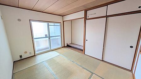 落ち着いた雰囲気の和室。押入付きで収納力があり、寝室や客間としても便利にお使いいただけます。バルコニーに面しており、明るく風通しも良好です。