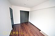 白い壁紙と木目が美しい床のお部屋は明るく落ち着いた雰囲気の印象です。どんな色の家具でも合いますので自分好みの素敵なお部屋にカスタマイズできますね。