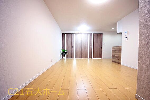 明るい印象を与...