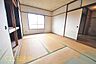 和室：和の心をいつまでも。フローリングではなく、畳に佇むと心が自然と落ち着いてきます。使い方の幅が広がり住まいに奥行きが生まれます。