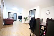 居住中のため、ご見学の際は事前にお問い合わせください。物件のご提案から現地へのご案内、ご契約まで、業務に精通したスタッフが対応させて頂きます。お気軽にご相談ください。