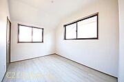 窓を2つ設けたお部屋は空気の通り道ができるため、通気性良好です。