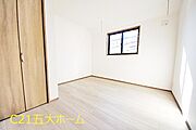 斜光に映える白い壁紙や木目調を基調とした内装が印象的。　どんな色の家具でも合いますので自分好みの素敵なお部屋にカスタマイズできますね！