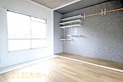お部屋には程よく採光が入り、過ごしやすい居住空間です。窓を開放すると自然換気が可能で、清潔感も保ちやすいです！