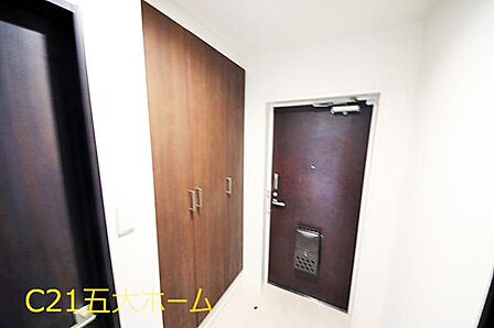 玄関にはトールタイプの下駄箱があります。靴がスッキリ収納できていると毎日の靴選びもラクラク♪お出かけも楽しくなりますね。