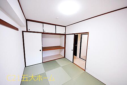 和室には大容量の押入れがついているので、かさばりやすいシーズン物の衣類や布団をしまうのに大変重宝します。天袋は、アウトドア用品などの趣味の道具をしまうのにもオススメです!
