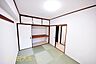 和室：和室には大容量の押入れがついているので、かさばりやすいシーズン物の衣類や布団をしまうのに大変重宝します。天袋は、アウトドア用品などの趣味の道具をしまうのにもオススメです！