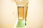 シューズボックスには家族全員の靴をスッキリと収納できます。お出かけ前の身だしなみチェックに便利な鏡付きです！