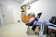 ホワイト調の壁や床は室内が明るく広く見えます。　どんな色の家具でも合いますので自分好みの素敵なお部屋にカスタマイズできますね！