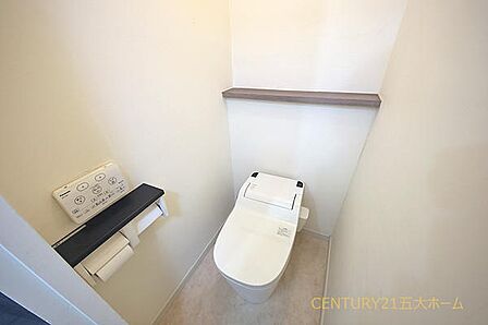 清潔感あふれる快適なトイレ空間。毎日使う場所だからこそ、シンプルで落ち着ける心地よさを大切にしています。