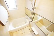 窓付きのお風呂は外気を入れながら入浴ができて気持ち良いですね♪入浴後やお掃除の際に窓を開けることで浴室内をカラリと乾燥できてカビ対策にもなります！