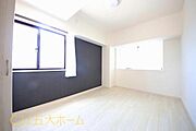 お部屋には程よく採光が入り、過ごしやすい居住空間です。窓を開放すると自然換気が可能で清潔感も保ちやすいです！