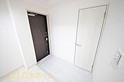 シューズインクローゼットがあることで玄関に荷物を置かなくて済むため、玄関周りをすっきり見せることが出来ます。