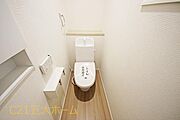 清潔な空間が印象的なトイレは1階・2階ともに温水洗浄便座です。オールシーズン関係なく暖かい便座で快適に過ごせます♪(1号棟)