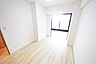 洋室：お部屋には程よく採光が入り、過ごしやすい居住空間です。窓を開放すると自然換気が可能で、清潔感も保ちやすいです♪