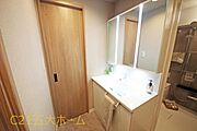 朝の身支度も楽々の三面化粧台は鏡裏にも収納があり、小物などをしまえてすっきりとした状態を保てます。