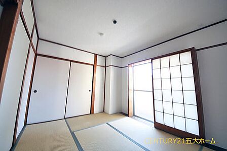 和の心をいつまでも。フローリングではなく、畳に佇むと心が自然と落ち着いてきます。使い方の幅が広がり住まいに奥行きが生まれます。